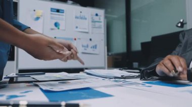 İş ortakları el sıkışıyor. ortaklık kavramı