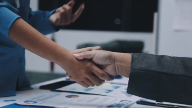 İş ortakları el sıkışıyor. ortaklık kavramı