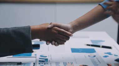 İş ortakları el sıkışıyor. ortaklık kavramı