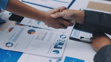 İş ortakları el sıkışıyor. ortaklık kavramı