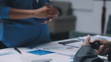 İş ortakları el sıkışıyor. ortaklık kavramı