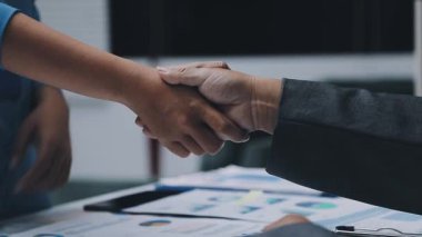 İş ortakları el sıkışıyor. ortaklık kavramı