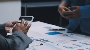 Asya iş dünyası yeniden kullanılabilir ürünler, çevre dostu iş kurma, çevre koruma, sürdürülebilir iş modeli, ESG stratejisi, takım toplantısı, ev konseptinde çalışan insanlar