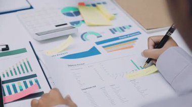 Asya iş dünyası yeniden kullanılabilir ürünler, çevre dostu iş kurma, çevre koruma, sürdürülebilir iş modeli, ESG stratejisi, takım toplantısı, ev konseptinde çalışan insanlar