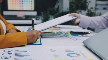 Asya iş dünyası yeniden kullanılabilir ürünler, çevre dostu iş kurma, çevre koruma, sürdürülebilir iş modeli, ESG stratejisi, takım toplantısı, ev konseptinde çalışan insanlar