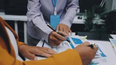 Asya iş dünyası yeniden kullanılabilir ürünler, çevre dostu iş kurma, çevre koruma, sürdürülebilir iş modeli, ESG stratejisi, takım toplantısı, ev konseptinde çalışan insanlar