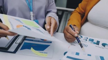 Asya iş dünyası yeniden kullanılabilir ürünler, çevre dostu iş kurma, çevre koruma, sürdürülebilir iş modeli, ESG stratejisi, takım toplantısı, ev konseptinde çalışan insanlar