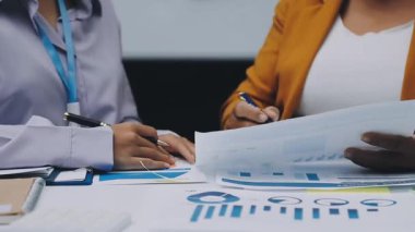 Asya iş dünyası yeniden kullanılabilir ürünler, çevre dostu iş kurma, çevre koruma, sürdürülebilir iş modeli, ESG stratejisi, takım toplantısı, ev konseptinde çalışan insanlar