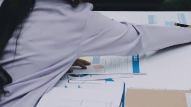 Asya iş dünyası yeniden kullanılabilir ürünler, çevre dostu iş kurma, çevre koruma, sürdürülebilir iş modeli, ESG stratejisi, takım toplantısı, ev konseptinde çalışan insanlar