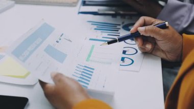 Asya iş dünyası yeniden kullanılabilir ürünler, çevre dostu iş kurma, çevre koruma, sürdürülebilir iş modeli, ESG stratejisi, takım toplantısı, ev konseptinde çalışan insanlar