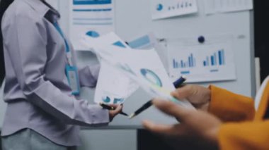 Asya iş dünyası yeniden kullanılabilir ürünler, çevre dostu iş kurma, çevre koruma, sürdürülebilir iş modeli, ESG stratejisi, takım toplantısı, ev konseptinde çalışan insanlar