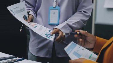 Asya iş dünyası yeniden kullanılabilir ürünler, çevre dostu iş kurma, çevre koruma, sürdürülebilir iş modeli, ESG stratejisi, takım toplantısı, ev konseptinde çalışan insanlar