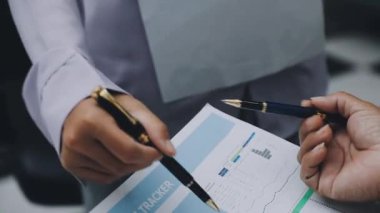 Asya iş dünyası yeniden kullanılabilir ürünler, çevre dostu iş kurma, çevre koruma, sürdürülebilir iş modeli, ESG stratejisi, takım toplantısı, ev konseptinde çalışan insanlar