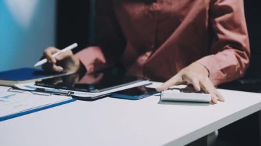 Asya iş dünyası yeniden kullanılabilir ürünler, çevre dostu iş kurma, çevre koruma, sürdürülebilir iş modeli, ESG stratejisi, takım toplantısı, ev konseptinde çalışan insanlar