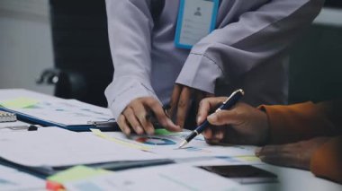 Asya iş dünyası yeniden kullanılabilir ürünler, çevre dostu iş kurma, çevre koruma, sürdürülebilir iş modeli, ESG stratejisi, takım toplantısı, ev konseptinde çalışan insanlar