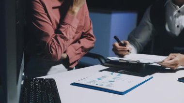 Modern Ofiste Gece Geç Saatler: İşadamı ve İş kadını Masaüstü Bilgisayarı Üzerinde Çalışıyor, Tartışıyor, Problem Çözümü Buluyor, Projeyi Bitiyor. Başarılı Sorumluluk Sahipleri Bürosu çalışanları