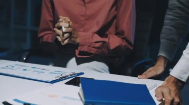 Modern Ofiste Gece Geç Saatler: İşadamı ve İş kadını Masaüstü Bilgisayarı Üzerinde Çalışıyor, Tartışıyor, Problem Çözümü Buluyor, Projeyi Bitiyor. Başarılı Sorumluluk Sahipleri Bürosu çalışanları