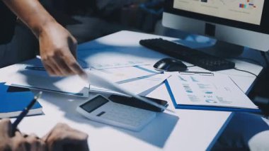 Modern Ofiste Gece Geç Saatler: İşadamı ve İş kadını Masaüstü Bilgisayarı Üzerinde Çalışıyor, Tartışıyor, Problem Çözümü Buluyor, Projeyi Bitiyor. Başarılı Sorumluluk Sahipleri Bürosu çalışanları