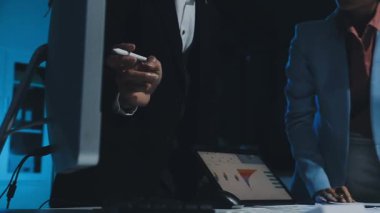 Modern Ofiste Gece Geç Saatler: İşadamı ve İş kadını Masaüstü Bilgisayarı Üzerinde Çalışıyor, Tartışıyor, Problem Çözümü Buluyor, Projeyi Bitiyor. Başarılı Sorumluluk Sahipleri Bürosu çalışanları