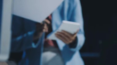 Modern Ofiste Gece Geç Saatler: İşadamı ve İş kadını Masaüstü Bilgisayarı Üzerinde Çalışıyor, Tartışıyor, Problem Çözümü Buluyor, Projeyi Bitiyor. Başarılı Sorumluluk Sahipleri Bürosu çalışanları