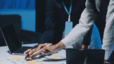 Modern Ofiste Gece Geç Saatler: İşadamı ve İş kadını Masaüstü Bilgisayarı Üzerinde Çalışıyor, Tartışıyor, Problem Çözümü Buluyor, Projeyi Bitiyor. Başarılı Sorumluluk Sahipleri Bürosu çalışanları