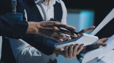 Modern Ofiste Gece Geç Saatler: İşadamı ve İş kadını Masaüstü Bilgisayarı Üzerinde Çalışıyor, Tartışıyor, Problem Çözümü Buluyor, Projeyi Bitiyor. Başarılı Sorumluluk Sahipleri Bürosu çalışanları