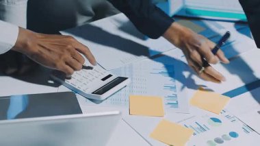 Modern Ofiste Gece Geç Saatler: İşadamı ve İş kadını Masaüstü Bilgisayarı Üzerinde Çalışıyor, Tartışıyor, Problem Çözümü Buluyor, Projeyi Bitiyor. Başarılı Sorumluluk Sahipleri Bürosu çalışanları