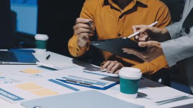 Modern Ofiste Gece Geç Saatler: İşadamı ve İş kadını Masaüstü Bilgisayarı Üzerinde Çalışıyor, Tartışıyor, Problem Çözümü Buluyor, Projeyi Bitiyor. Başarılı Sorumluluk Sahipleri Bürosu çalışanları