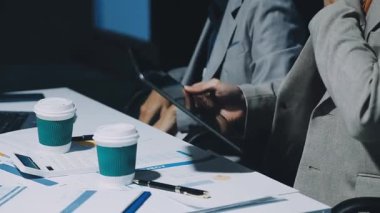 Modern Ofiste Gece Geç Saatler: İşadamı ve İş kadını Masaüstü Bilgisayarı Üzerinde Çalışıyor, Tartışıyor, Problem Çözümü Buluyor, Projeyi Bitiyor. Başarılı Sorumluluk Sahipleri Bürosu çalışanları