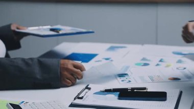 Modern Ofiste Gece Geç Saatler: İşadamı ve İş kadını Masaüstü Bilgisayarı Üzerinde Çalışıyor, Tartışıyor, Problem Çözümü Buluyor, Projeyi Bitiyor. Başarılı Sorumluluk Sahipleri Bürosu çalışanları