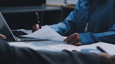 Modern Ofiste Gece Geç Saatler: İşadamı ve İş kadını Masaüstü Bilgisayarı Üzerinde Çalışıyor, Tartışıyor, Problem Çözümü Buluyor, Projeyi Bitiyor. Başarılı Sorumluluk Sahipleri Bürosu çalışanları