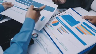 Modern Ofiste Gece Geç Saatler: İşadamı ve İş kadını Masaüstü Bilgisayarı Üzerinde Çalışıyor, Tartışıyor, Problem Çözümü Buluyor, Projeyi Bitiyor. Başarılı Sorumluluk Sahipleri Bürosu çalışanları