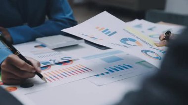 Modern Ofiste Gece Geç Saatler: İşadamı ve İş kadını Masaüstü Bilgisayarı Üzerinde Çalışıyor, Tartışıyor, Problem Çözümü Buluyor, Projeyi Bitiyor. Başarılı Sorumluluk Sahipleri Bürosu çalışanları