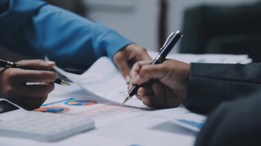 Modern Ofiste Gece Geç Saatler: İşadamı ve İş kadını Masaüstü Bilgisayarı Üzerinde Çalışıyor, Tartışıyor, Problem Çözümü Buluyor, Projeyi Bitiyor. Başarılı Sorumluluk Sahipleri Bürosu çalışanları