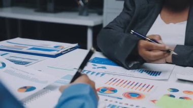 Modern Ofiste Gece Geç Saatler: İşadamı ve İş kadını Masaüstü Bilgisayarı Üzerinde Çalışıyor, Tartışıyor, Problem Çözümü Buluyor, Projeyi Bitiyor. Başarılı Sorumluluk Sahipleri Bürosu çalışanları