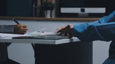 Modern Ofiste Gece Geç Saatler: İşadamı ve İş kadını Masaüstü Bilgisayarı Üzerinde Çalışıyor, Tartışıyor, Problem Çözümü Buluyor, Projeyi Bitiyor. Başarılı Sorumluluk Sahipleri Bürosu çalışanları