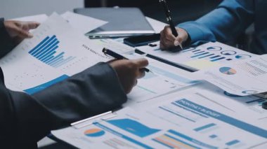 Modern Ofiste Gece Geç Saatler: İşadamı ve İş kadını Masaüstü Bilgisayarı Üzerinde Çalışıyor, Tartışıyor, Problem Çözümü Buluyor, Projeyi Bitiyor. Başarılı Sorumluluk Sahipleri Bürosu çalışanları