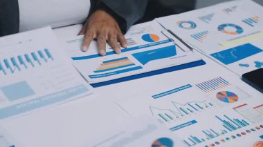 Modern Ofiste Gece Geç Saatler: İşadamı ve İş kadını Masaüstü Bilgisayarı Üzerinde Çalışıyor, Tartışıyor, Problem Çözümü Buluyor, Projeyi Bitiyor. Başarılı Sorumluluk Sahipleri Bürosu çalışanları