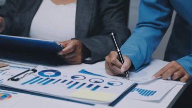 Modern Ofiste Gece Geç Saatler: İşadamı ve İş kadını Masaüstü Bilgisayarı Üzerinde Çalışıyor, Tartışıyor, Problem Çözümü Buluyor, Projeyi Bitiyor. Başarılı Sorumluluk Sahipleri Bürosu çalışanları