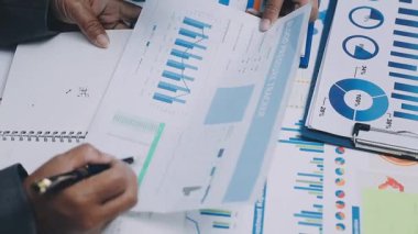 Modern Ofiste Gece Geç Saatler: İşadamı ve İş kadını Masaüstü Bilgisayarı Üzerinde Çalışıyor, Tartışıyor, Problem Çözümü Buluyor, Projeyi Bitiyor. Başarılı Sorumluluk Sahipleri Bürosu çalışanları