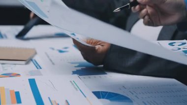 Modern Ofiste Gece Geç Saatler: İşadamı ve İş kadını Masaüstü Bilgisayarı Üzerinde Çalışıyor, Tartışıyor, Problem Çözümü Buluyor, Projeyi Bitiyor. Başarılı Sorumluluk Sahipleri Bürosu çalışanları