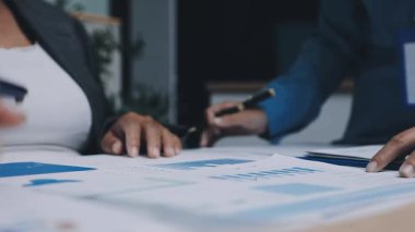 Modern Ofiste Gece Geç Saatler: İşadamı ve İş kadını Masaüstü Bilgisayarı Üzerinde Çalışıyor, Tartışıyor, Problem Çözümü Buluyor, Projeyi Bitiyor. Başarılı Sorumluluk Sahipleri Bürosu çalışanları