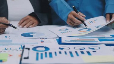 Modern Ofiste Gece Geç Saatler: İşadamı ve İş kadını Masaüstü Bilgisayarı Üzerinde Çalışıyor, Tartışıyor, Problem Çözümü Buluyor, Projeyi Bitiyor. Başarılı Sorumluluk Sahipleri Bürosu çalışanları