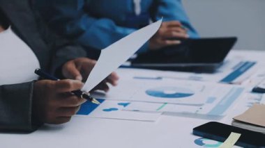 Modern Ofiste Gece Geç Saatler: İşadamı ve İş kadını Masaüstü Bilgisayarı Üzerinde Çalışıyor, Tartışıyor, Problem Çözümü Buluyor, Projeyi Bitiyor. Başarılı Sorumluluk Sahipleri Bürosu çalışanları