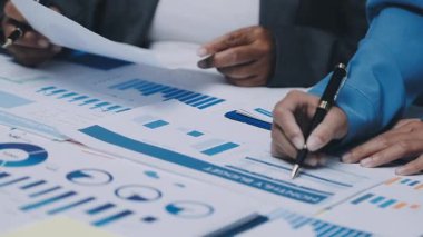 Modern Ofiste Gece Geç Saatler: İşadamı ve İş kadını Masaüstü Bilgisayarı Üzerinde Çalışıyor, Tartışıyor, Problem Çözümü Buluyor, Projeyi Bitiyor. Başarılı Sorumluluk Sahipleri Bürosu çalışanları