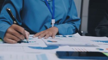 Modern Ofiste Gece Geç Saatler: İşadamı ve İş kadını Masaüstü Bilgisayarı Üzerinde Çalışıyor, Tartışıyor, Problem Çözümü Buluyor, Projeyi Bitiyor. Başarılı Sorumluluk Sahipleri Bürosu çalışanları