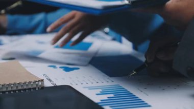 Modern Ofiste Gece Geç Saatler: İşadamı ve İş kadını Masaüstü Bilgisayarı Üzerinde Çalışıyor, Tartışıyor, Problem Çözümü Buluyor, Projeyi Bitiyor. Başarılı Sorumluluk Sahipleri Bürosu çalışanları