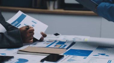 Modern Ofiste Gece Geç Saatler: İşadamı ve İş kadını Masaüstü Bilgisayarı Üzerinde Çalışıyor, Tartışıyor, Problem Çözümü Buluyor, Projeyi Bitiyor. Başarılı Sorumluluk Sahipleri Bürosu çalışanları