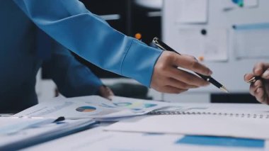 Modern Ofiste Gece Geç Saatler: İşadamı ve İş kadını Masaüstü Bilgisayarı Üzerinde Çalışıyor, Tartışıyor, Problem Çözümü Buluyor, Projeyi Bitiyor. Başarılı Sorumluluk Sahipleri Bürosu çalışanları