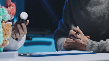 Diş hekimi, diş macunu ve dişçi muayenehanesindeki ayna aletini kullanarak hastaya diş hastalıkları tedavisini gösteriyor ve açıklıyor. Sağlık hizmetleri kavramı.